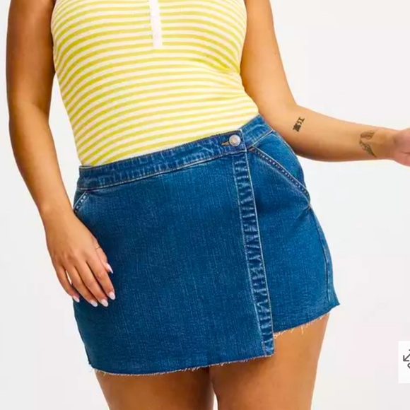 torrid Dresses & Skirts - Size 24: Mid-Rise Denim Skort